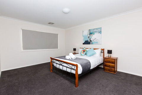 4 Bedroom Inner City Townhouse â€“ Sleeps 9 - Accommodation Batemans Bay 3