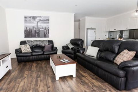 4 Bedroom Inner City Townhouse â€“ Sleeps 9 - Accommodation Batemans Bay 0