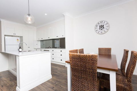 4 Bedroom Inner City Townhouse â€“ Sleeps 9 - Accommodation Batemans Bay 2