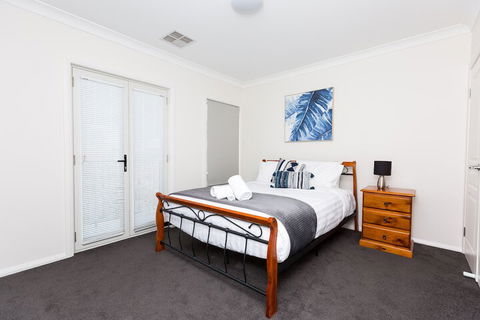 4 Bedroom Inner City Townhouse â€“ Sleeps 9 - Accommodation Batemans Bay 6