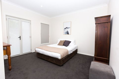 4 Bedroom Inner City Townhouse â€“ Sleeps 9 - Accommodation Batemans Bay 7