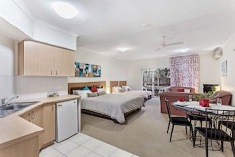 Zenith Studio Unit 3, 10 Messines Street - Accommodation Batemans Bay 0