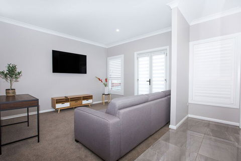 Best Central Wagga Townhouse - Accommodation Batemans Bay 1