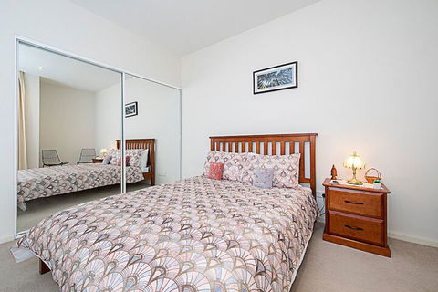 Spacious 1-Bedroom Apartment With Parking - Accommodation Batemans Bay 1