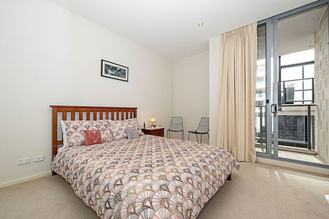 Spacious 1-Bedroom Apartment With Parking - Accommodation Batemans Bay 4