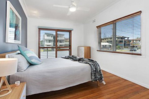 BEACH HOUSE On PEARL - Accommodation Batemans Bay 0