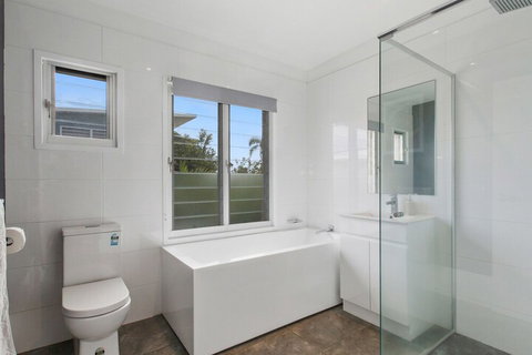 BEACH HOUSE On PEARL - Accommodation Batemans Bay 7