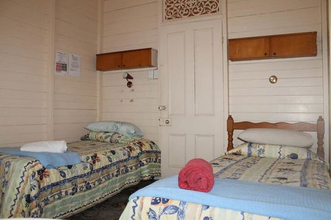 Carlon's Hotel - Accommodation Batemans Bay 2