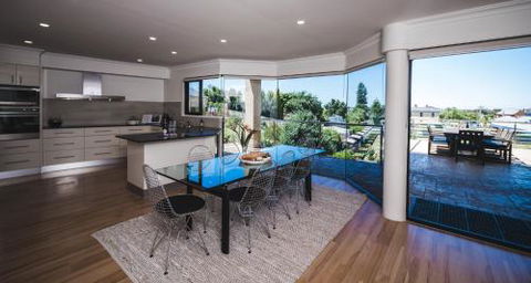 Russell House - Accommodation Batemans Bay 2