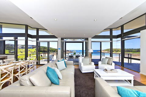 Sails On The Beachfront Exclusive Seaside Home - Accommodation Batemans Bay 3