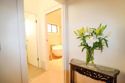 A Reflection On The Lake - Accommodation Batemans Bay 6