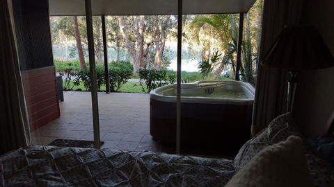 Lake Russell Lakeside Retreat - Accommodation Batemans Bay 1