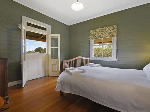 Station Masters Cottage Classic Quaint & Nostalgia - Accommodation Batemans Bay 6
