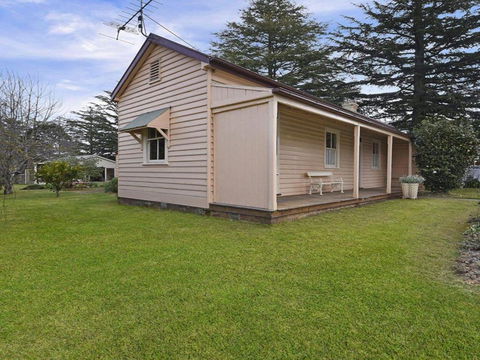 Station Masters Cottage Classic Quaint & Nostalgia - Accommodation Batemans Bay 2