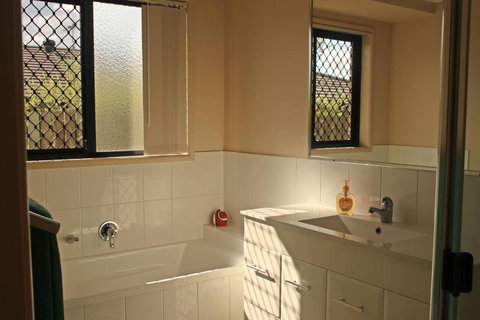 Banksia & Acacia Apartments - Accommodation Batemans Bay 5