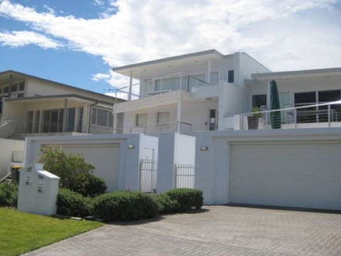 Ultimate Beach House 19a Graham Street Views Peace & Quiet - Accommodation Batemans Bay 4