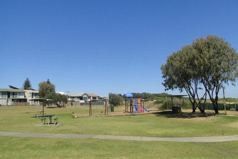 Birubi Beach House 14 Campbell Avenue Fantastic House & Close To The Surf Beach - Accommodation Batemans Bay 5