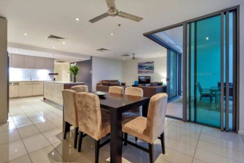 Oceana Darwin Central Oceanfront 3 Bedroom 2 Lounge Room Pool Gym Tennis Court Sleeps 9 - Accommodation Batemans Bay 3