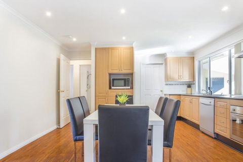 77 Lake Entrance Rd Waterfront Wonder - Accommodation Batemans Bay 1