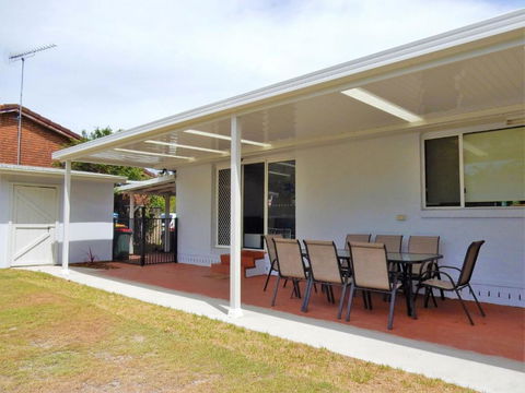 77 Lake Entrance Rd Waterfront Wonder - Accommodation Batemans Bay 2