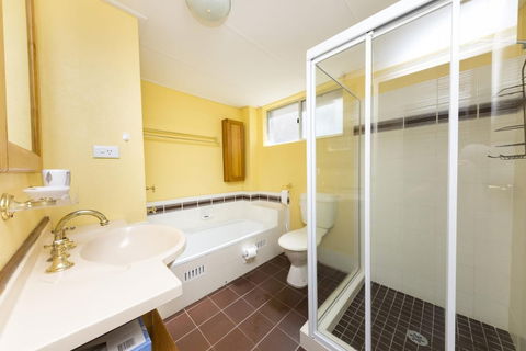 Camelot Unit 06 - Accommodation Batemans Bay 2