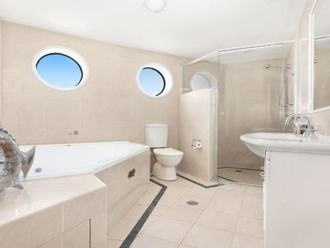 Le Point 702 Luxury & Views! - Accommodation Batemans Bay 1
