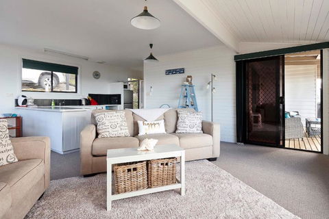 KINGFISHER COTTAGE Beachfront At The Binalong Bay - Accommodation Batemans Bay 6