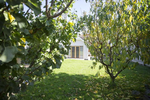 GALWAY COTTAGE - Accommodation Batemans Bay 4