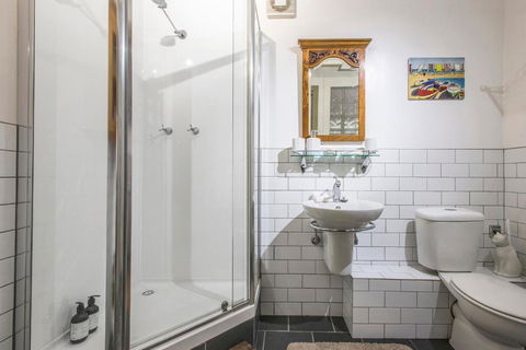 The Stone On The Hill 3 Bedroom House - Accommodation Batemans Bay 6