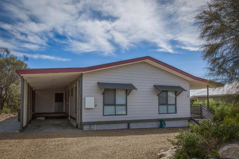 Desert Pea - Accommodation Batemans Bay 6