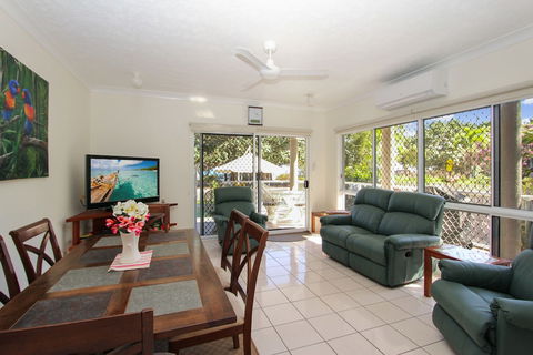 Champagne Apartment 1 - Accommodation Batemans Bay 3