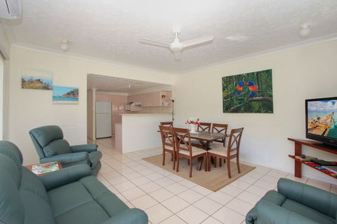 Champagne Apartment 1 - Accommodation Batemans Bay 4