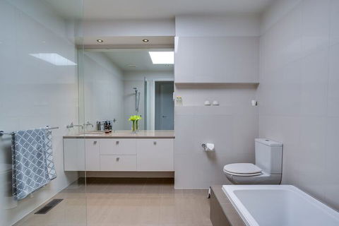 Kalina Retreat Tennis & Pool - Accommodation Batemans Bay 7