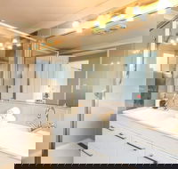 Contemporary 2 Bedroom Beachfront Apartment - Accommodation Batemans Bay