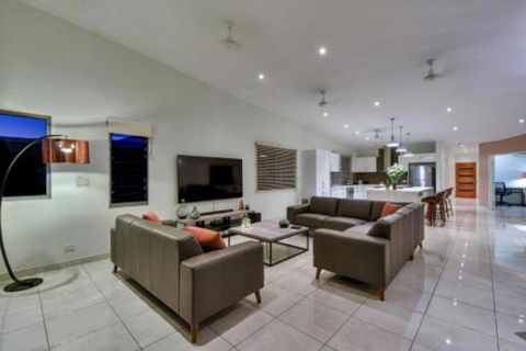 Luxury Darwin City Lights Jacuzzi Central Location Large House New Furnishings - Accommodation Batemans Bay 5