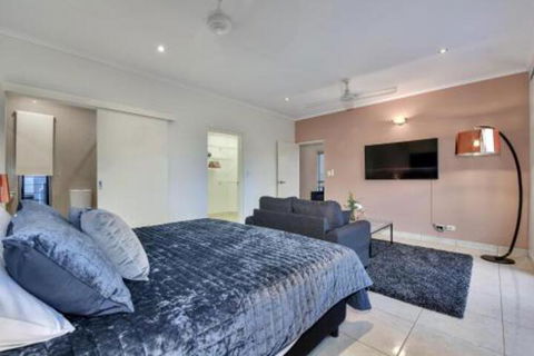 Luxury Darwin City Lights Jacuzzi Central Location Large House New Furnishings - Accommodation Batemans Bay 2