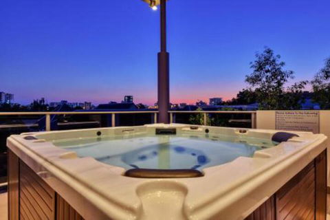 Luxury Darwin City Lights Jacuzzi Central Location Large House New Furnishings - Accommodation Batemans Bay 6