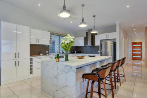 Luxury Darwin City Lights Jacuzzi Central Location Large House New Furnishings - Accommodation Batemans Bay 3
