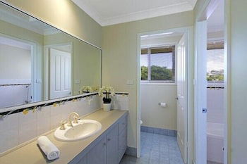 Away On Massinger Street - Accommodation Batemans Bay 4