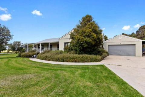 MERMAIDS On MARENGO Large Home With Wifi - Accommodation Batemans Bay 3