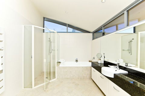 Whale View - Accommodation Batemans Bay 4