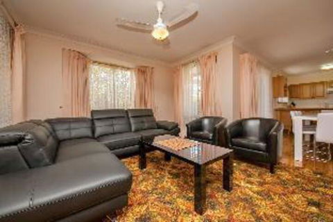 3 Bedroom House Nelson Street PET FRIENDLY - Accommodation Batemans Bay 1