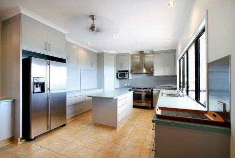 Hideaway Retreat Beach House With Pool - Accommodation Batemans Bay 3