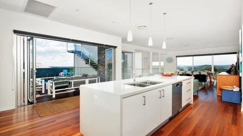 The Lookout Ultra Modern & Luxurious - Accommodation Batemans Bay 5