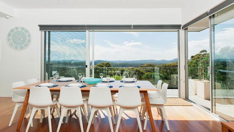 The Lookout Ultra Modern & Luxurious - Accommodation Batemans Bay 4