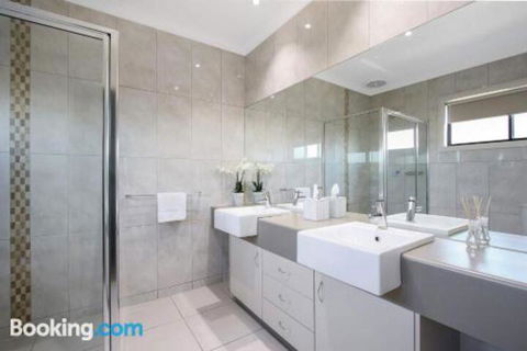 Cypress Townhouse 23 Suite - Accommodation Batemans Bay 3