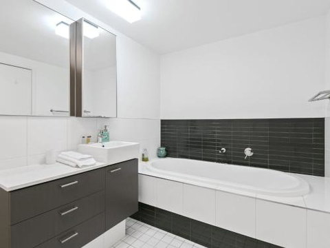 LORNE CHALET APARTMENT 36 Central Location - Accommodation Batemans Bay 2
