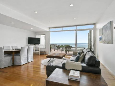 LOUTTIT BAY APARTMENT 2 Main Street With Wifi & Views - Accommodation Batemans Bay 3