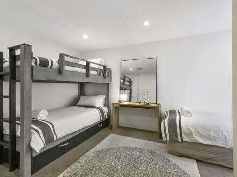 LOUTTIT BAY APARTMENT 2 Main Street With Wifi & Views - Accommodation Batemans Bay 5