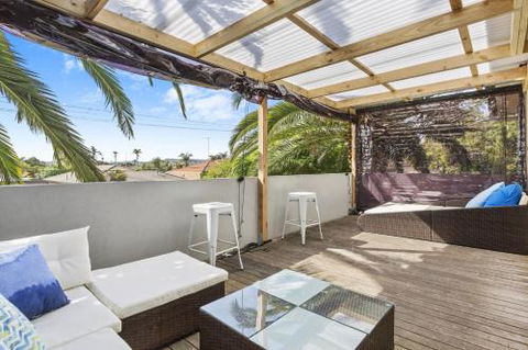 SANTORINI BEACH HOUSE SAFETY BEACH - Accommodation Batemans Bay 3